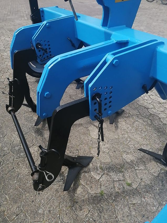 Heilers Frontgrubber 250cm Ideal zur Gülleeinarbeitung 6 Flügelstile mit 420mm breite bis zu 850mm Arbeitstiefe möglich Frontanbau Heckanbau Gummistützräder 600mm über Lochschiene Tiefeneinstellung Flügelschargrubber