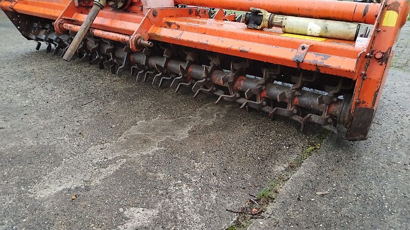 Howard Queckenschleuder Bodenfräse zum Wegschleudern von vorab abgetrentem Bewuchs durch Flügelschargrubber mit Schneidflügeln