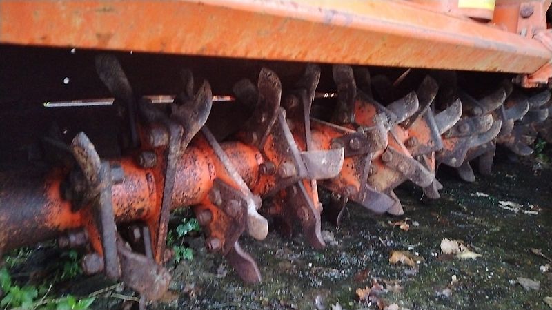 Howard Queckenschleuder Bodenfräse zum Wegschleudern von vorab abgetrentem Bewuchs durch Flügelschargrubber mit Schneidflügeln