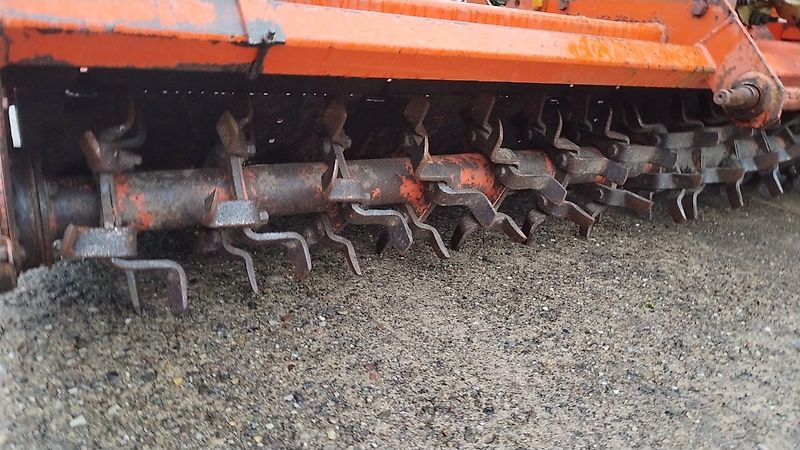 Howard Queckenschleuder Bodenfräse zum Wegschleudern von vorab abgetrentem Bewuchs durch Flügelschargrubber mit Schneidflügeln