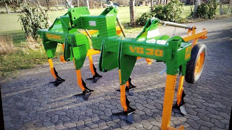 Howard Queckenschleuder Bodenfräse zum Wegschleudern von vorab abgetrentem Bewuchs durch Flügelschargrubber mit Schneidflügeln