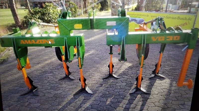 Howard Queckenschleuder Bodenfräse zum Wegschleudern von vorab abgetrentem Bewuchs durch Flügelschargrubber mit Schneidflügeln