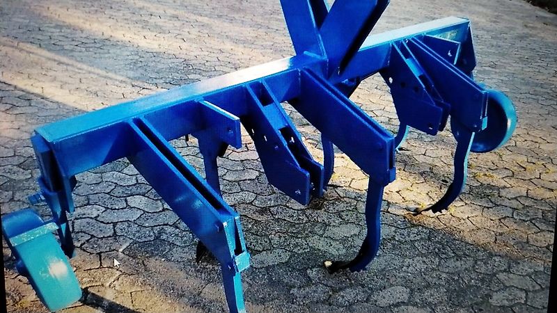 Howard Queckenschleuder Bodenfräse zum Wegschleudern von vorab abgetrentem Bewuchs durch Flügelschargrubber mit Schneidflügeln