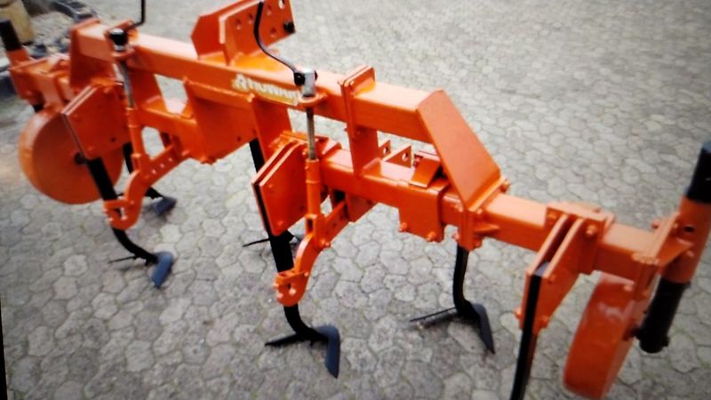 Howard Queckenschleuder Bodenfräse zum Wegschleudern von vorab abgetrentem Bewuchs durch Flügelschargrubber mit Schneidflügeln