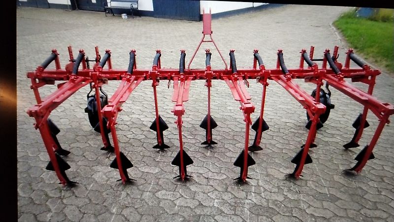 Howard Queckenschleuder Bodenfräse zum Wegschleudern von vorab abgetrentem Bewuchs durch Flügelschargrubber mit Schneidflügeln