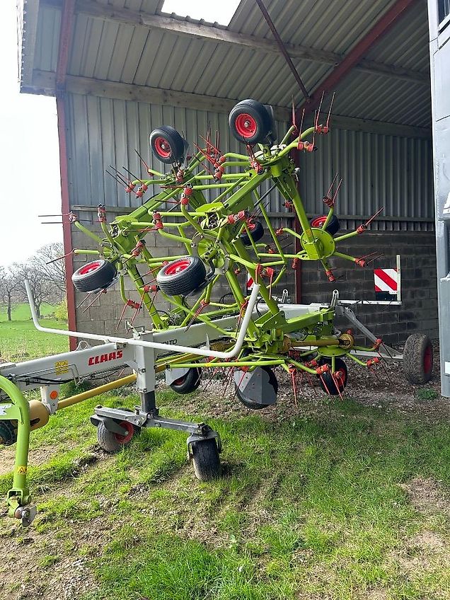 Claas Volto 1300T Tedder