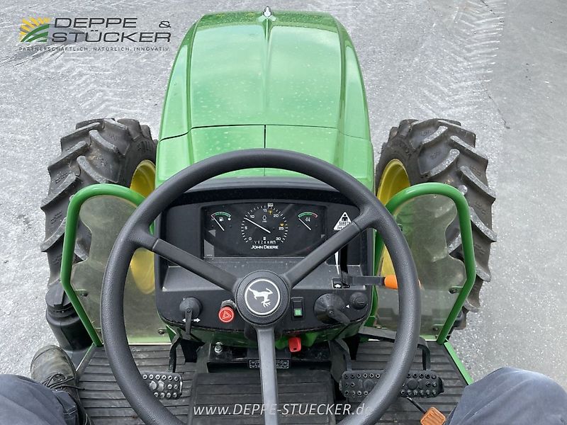John Deere 5055E