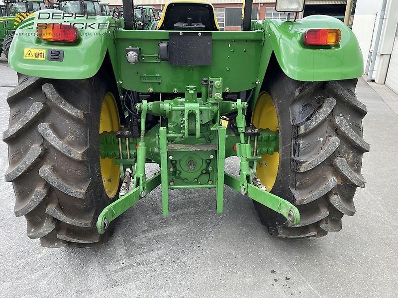 John Deere 5055E