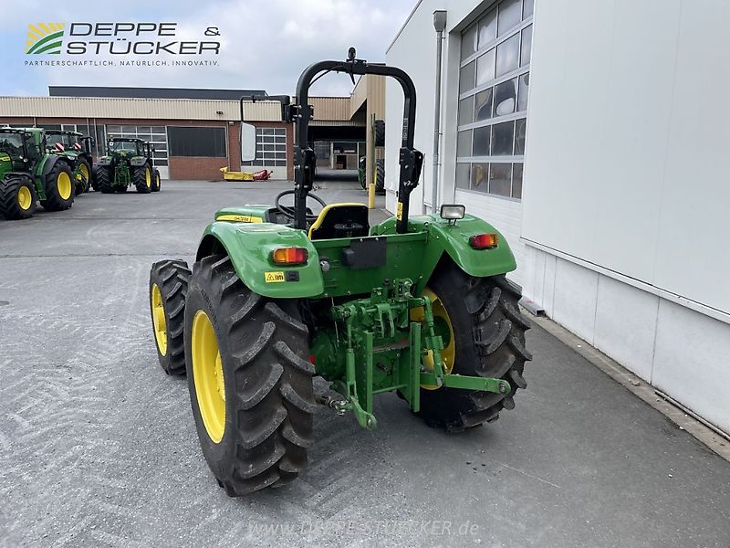 John Deere 5055E
